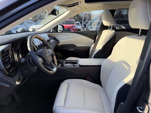 Used 2025 Lexus RX 450h AWD w/ Luxury Package image 12