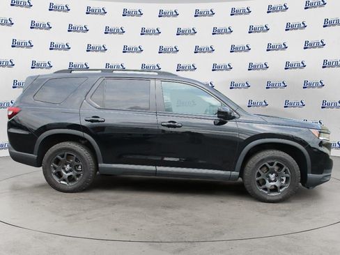 Used 2025 Honda Pilot TrailSport image 3