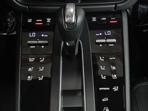 Certified 2026 Porsche Macan AWD/4WD image 19