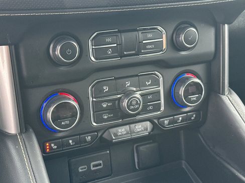 Used 2024 Chevrolet Suburban Premier image 30