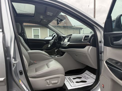 Used 2014 Toyota Highlander Limited AWD/4WD image 17