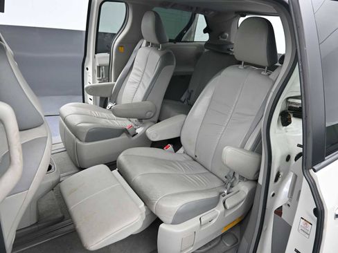 Used 2011 Toyota Sienna Limited image 22