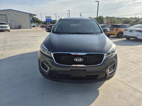 Used 2017 Kia Sorento FWD w/ LX Convenience Package image 3