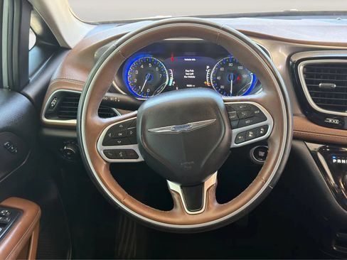 Used 2017 Chrysler Pacifica Limited w/ Advanced Safetytec Group FWD image 9