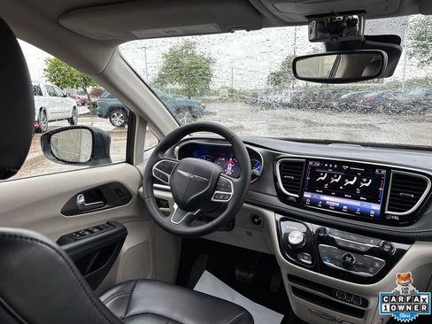 Used 2023 Chrysler Pacifica Touring-L FWD image 41