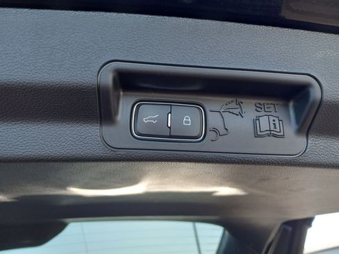 Used 2023 Ford Explorer Limited image 12