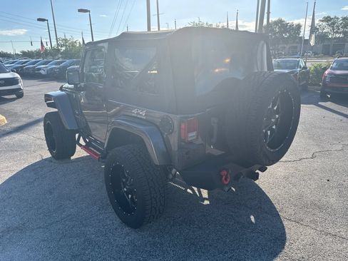 Used 2017 Jeep Wrangler Sahara w/ Connectivity Group AWD/4WD image 7