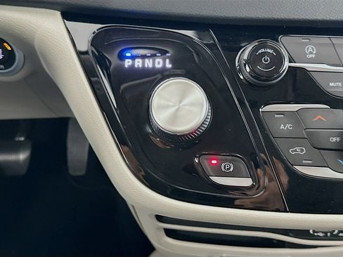 Used 2022 Chrysler Pacifica Touring-L FWD image 24