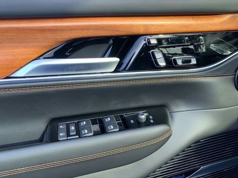 Used 2025 Jeep Grand Wagoneer Series III AWD/4WD image 26