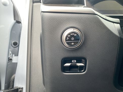 Used 2025 Mercedes-Benz GLC 300 4MATIC image 15