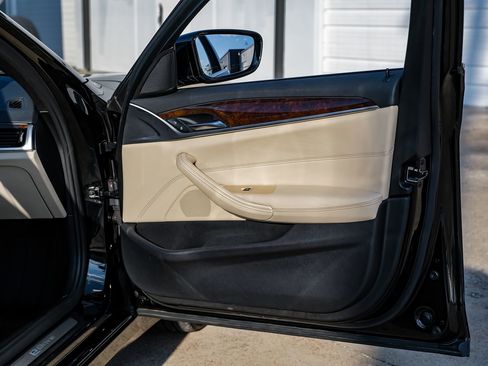 Used 2019 BMW 530e w/ Convenience Package image 43