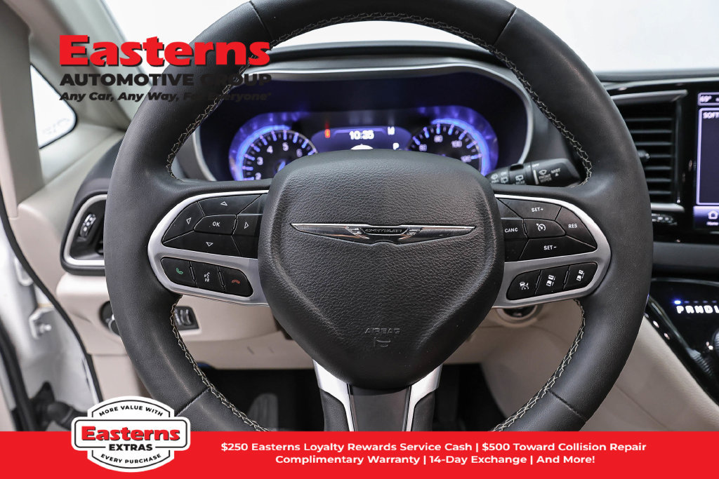 Used 2023 Chrysler Pacifica Touring-L FWD image 11