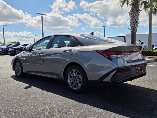 Used 2024 Hyundai Elantra SEL FWD image 5