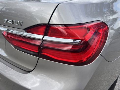 Used 2017 BMW 740i image 10