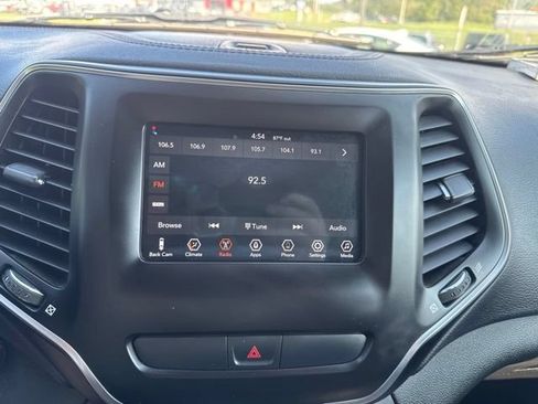 Used 2019 Jeep Cherokee Latitude Plus AWD/4WD image 16