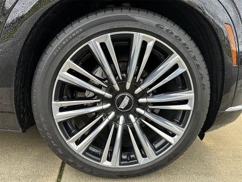 Used 2026 Cadillac Vistiq Premium Luxury image 9