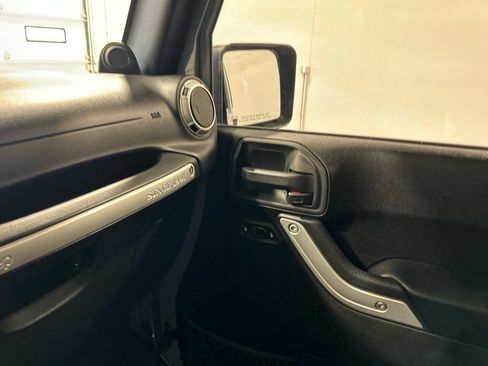 Used 2014 Jeep Wrangler Unlimited Sahara w/ Connectivity Group AWD/4WD image 22