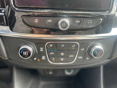 Used 2021 Chevrolet Traverse LT image 19