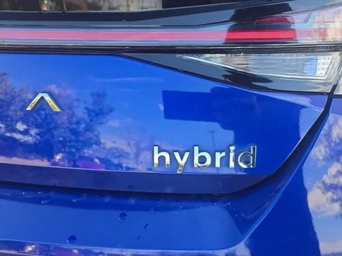 Used 2022 Hyundai Elantra Limited w/ Preferred Accessory Package FWD image 6