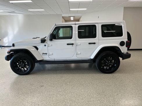 Used 2025 Jeep Wrangler Sahara image 9