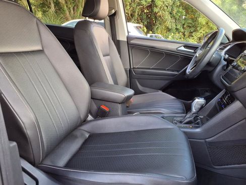 Used 2022 Volkswagen Tiguan SE w/ Panoramic Sunroof Package image 36