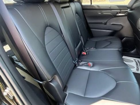 Used 2022 Toyota Highlander XLE AWD/4WD image 18