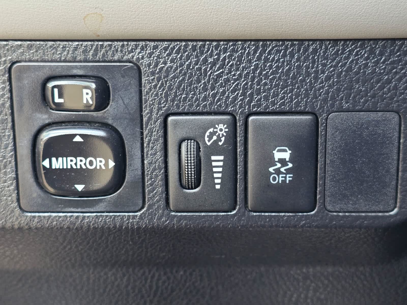 Used 2015 Toyota RAV4 XLE AWD/4WD image 16