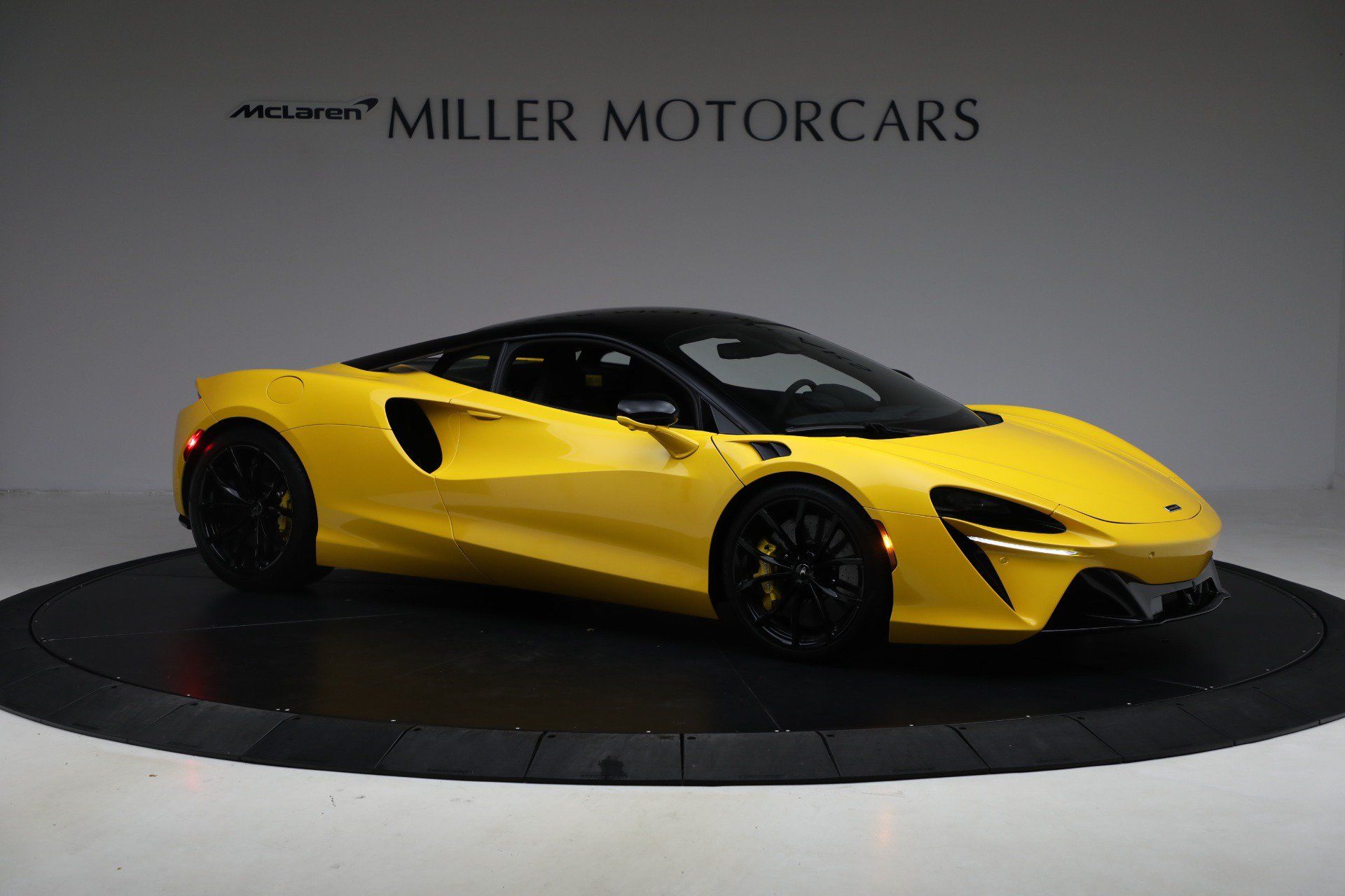 Used 2024 McLaren Artura RWD image 10