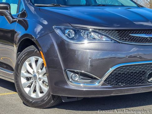 Used 2019 Chrysler Pacifica Touring-L w/ Advanced Safetytec Group image 3