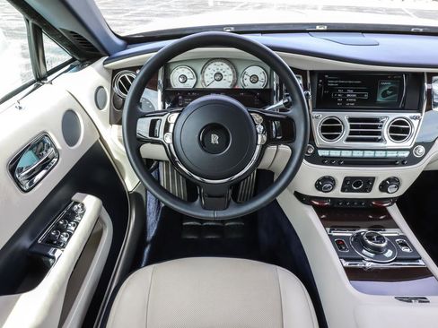 Used 2019 Rolls-Royce Dawn image 30