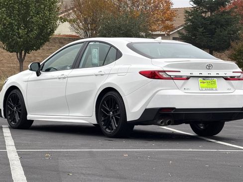 Used 2025 Toyota Camry SE image 3