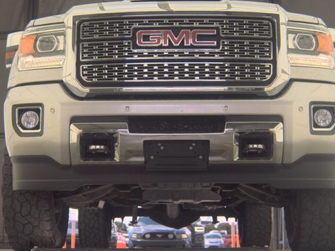 Used 2019 GMC Sierra 2500 Denali w/ Duramax Plus Package AWD/4WD image 3