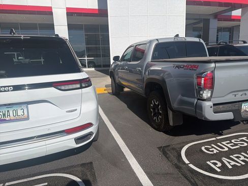Used 2021 Toyota Tacoma TRD Off-Road w/ Technology Package AWD/4WD image 5
