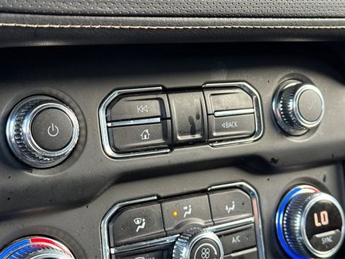 Used 2023 GMC Yukon SLT image 32