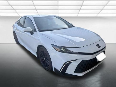 Used 2025 Toyota Camry SE w/ Convenience Package FWD image 1