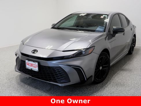 Used 2025 Toyota Camry SE image 2