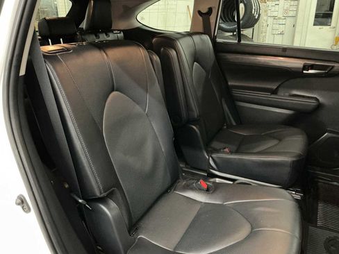 Used 2024 Toyota Highlander Limited image 21