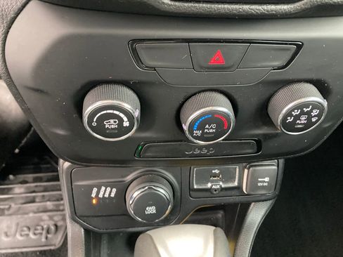 Used 2019 Jeep Renegade Sport image 25
