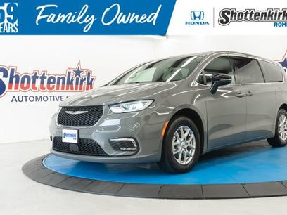 Used 2025 Chrysler Pacifica Select