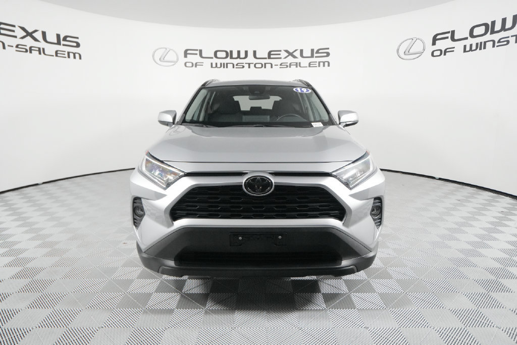Used 2019 Toyota RAV4 XLE AWD/4WD image 2