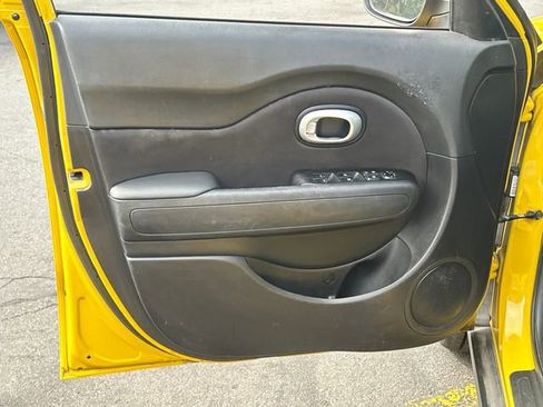 Used 2016 Kia Soul + image 11