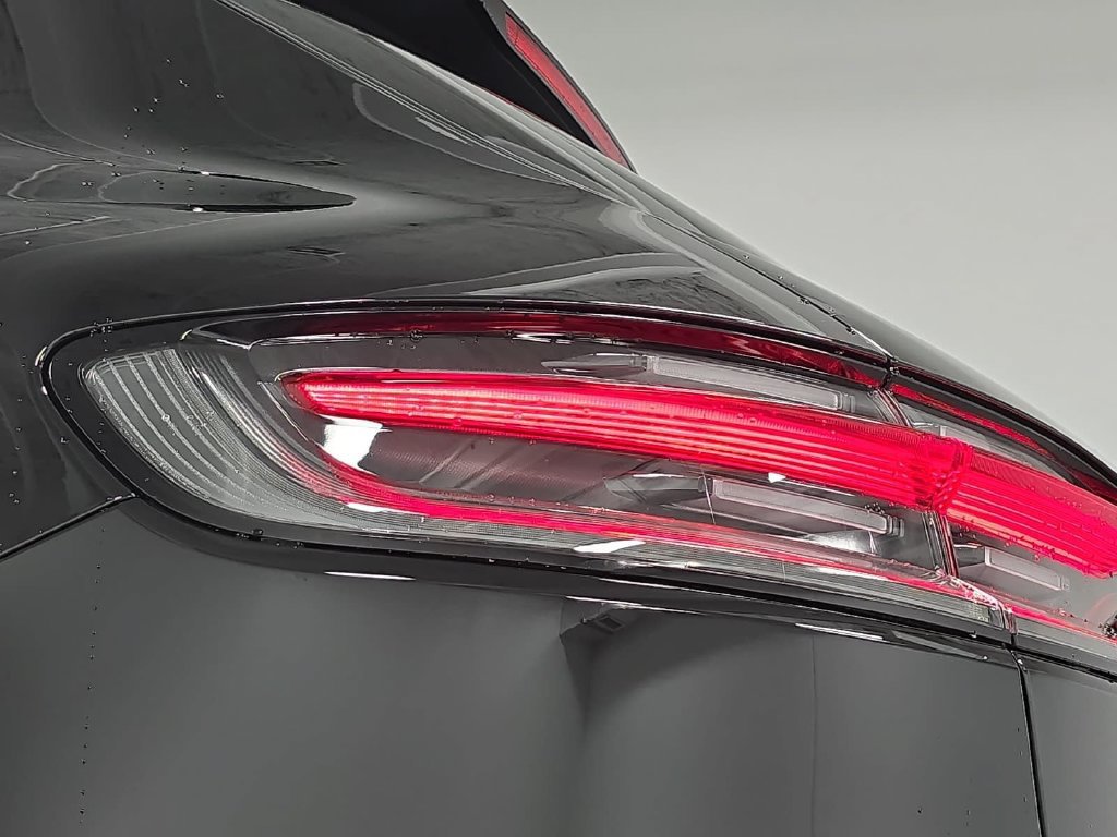 Certified 2026 Porsche Macan AWD/4WD image 30
