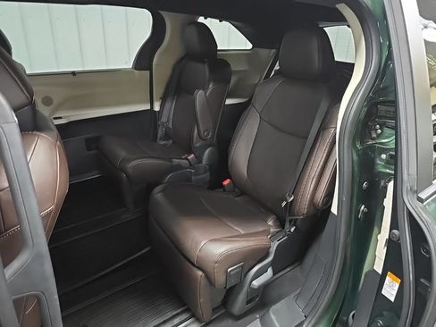 Used 2023 Toyota Sienna Platinum AWD/4WD image 37