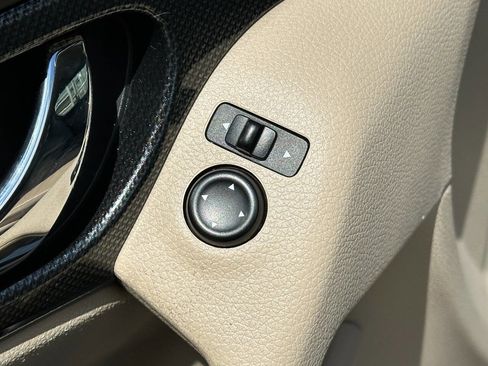 Used 2016 Nissan Rogue SL w/ SL Premium Package image 9