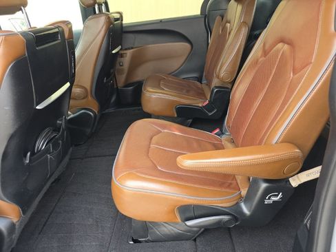 Used 2017 Chrysler Pacifica Limited image 18