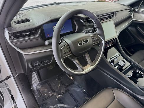 Certified 2025 Jeep Grand Cherokee Limited w/ Black Appearance Package image 18