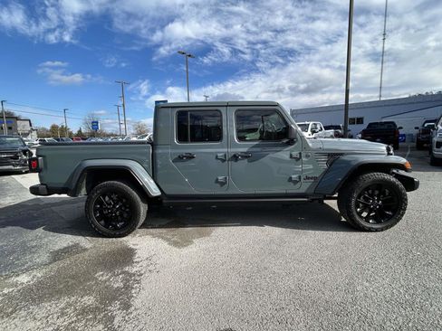 Used 2024 Jeep Gladiator Sport image 2