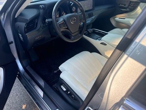 Used 2022 Lexus LS 500 RWD image 8