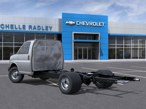 New 2026 Chevrolet Express 4500 RWD image 3