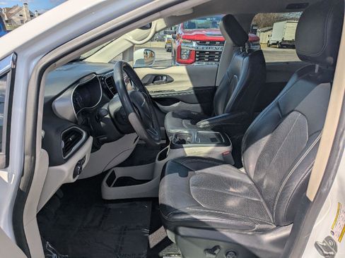 Used 2022 Chrysler Pacifica Touring-L FWD image 18